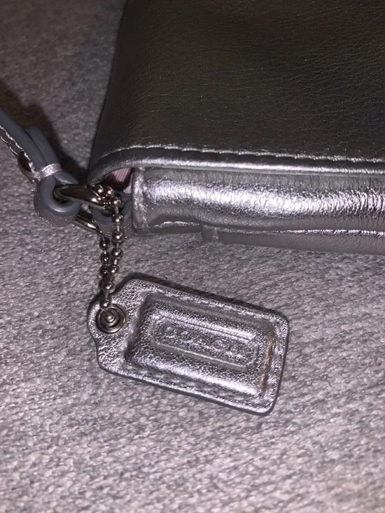 Coach Ashley Metallic Silver Leather Wristlet Wallet with hangtag - Picture 3 of 10